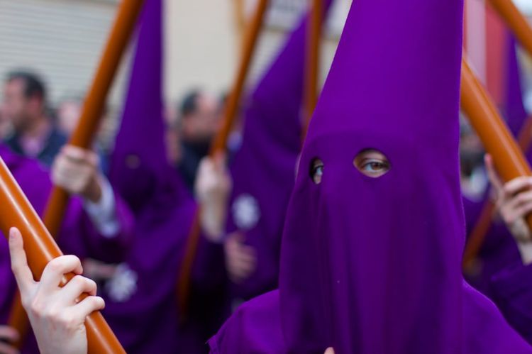 A Nazareno preparing for a processions