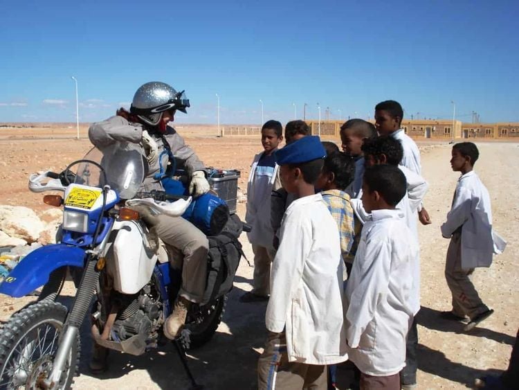 Lois Pryce with school kids in Algeria