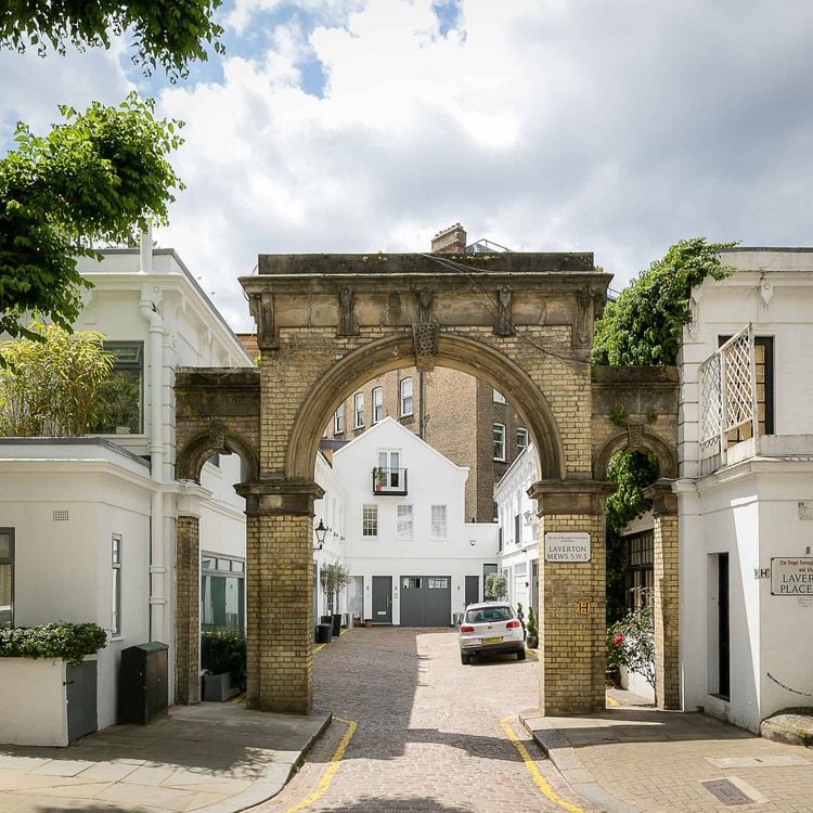 3 Laverton Mews cobbled street