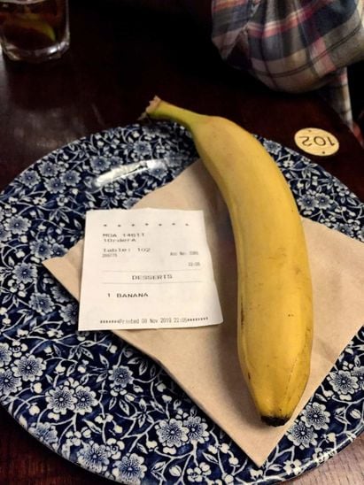 The banana sent to the table of Mark D'arcy-Smith when he was sat in a Wetherspoons. Credit: SWNS