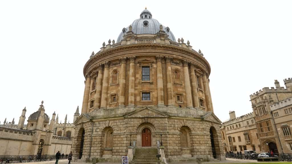 Oxford principal sets up gazebo to welcome freshers – saying it “didn’t feel right to greet them on Zoom”