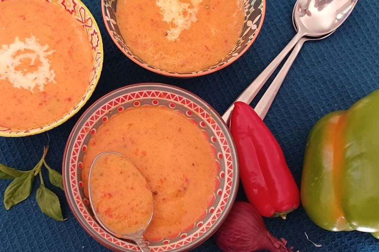 Fragrant Green and Red Pepper Soup