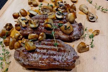 Pan Seared Steak with Mushrooms And Thyme