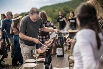 Slicing jambon on a wine trip to Priorat