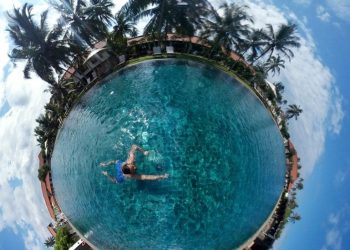 One of Lee Thompson's ’Surroundies’ on Flash Pack’s holiday to the Jetwing Lagoon Hotel in Negombo Sri Lanka. See SWNS story SWSURROUND; A daredevil photographer who captured the ultimate selfie at the top of the Christ The Redeemer statue now plans to better it by taking a "surroundie". Lee Thompson, 34, has spent the last three months travelling around the world shooting incredible pictures on his Samsung's Gear 360. He has so far taken shots in Bolivia, Peru, India, Finland, and Sri Lanka as part of a marketing campaign for his company, Flash Pack. But the travel boss has his own wish list with top spot being taking a surroundie on top of the iconic Christ The Redeemer monument in Rio de Janeiro.