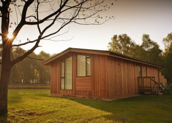 GV of the log cabins at the Sherwood Hideaway holiday lodges, Notts, where Samantha Baldwin was found with her two sons.  A mum who went missing with her two children had previously given them drugs and made a false allegation of abuse against their father, a judge has said.  See NTI story NTIMUM.  At a hearing at Nottingham Family Court today (Monday, April 10) Judge Jeremy Lea issued a statement to set out the facts of the case involving Samantha Baldwin.  He said that as a result of "some very helpful coverage" in the mainstream media, a tip-off from a member of the public enabled police to find the boys.  Samantha was arrested on Thursday on suspicion of abducting her two sons, after they went missing for 10 days.  Samantha Baldwin went missing with her two boys on Monday, March 27. All three were found at the Sherwood Hideaway woodland retreat in Ollerton on Thursday, April 6.