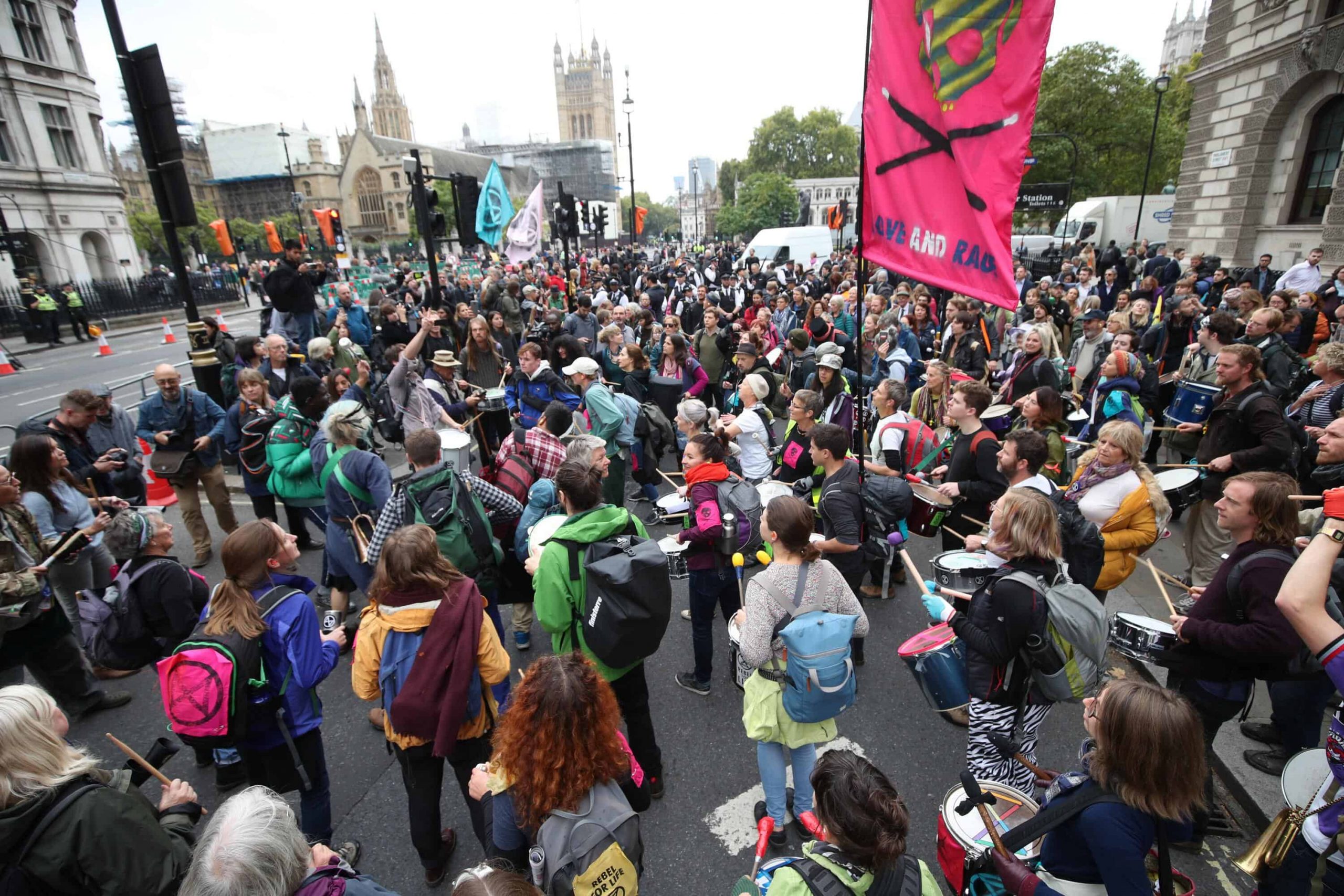 Экоактивисты. Extinction Rebellion экоактивисты. Экологические активисты. Экологические протесты в Европе. Митинг экоактивистов.