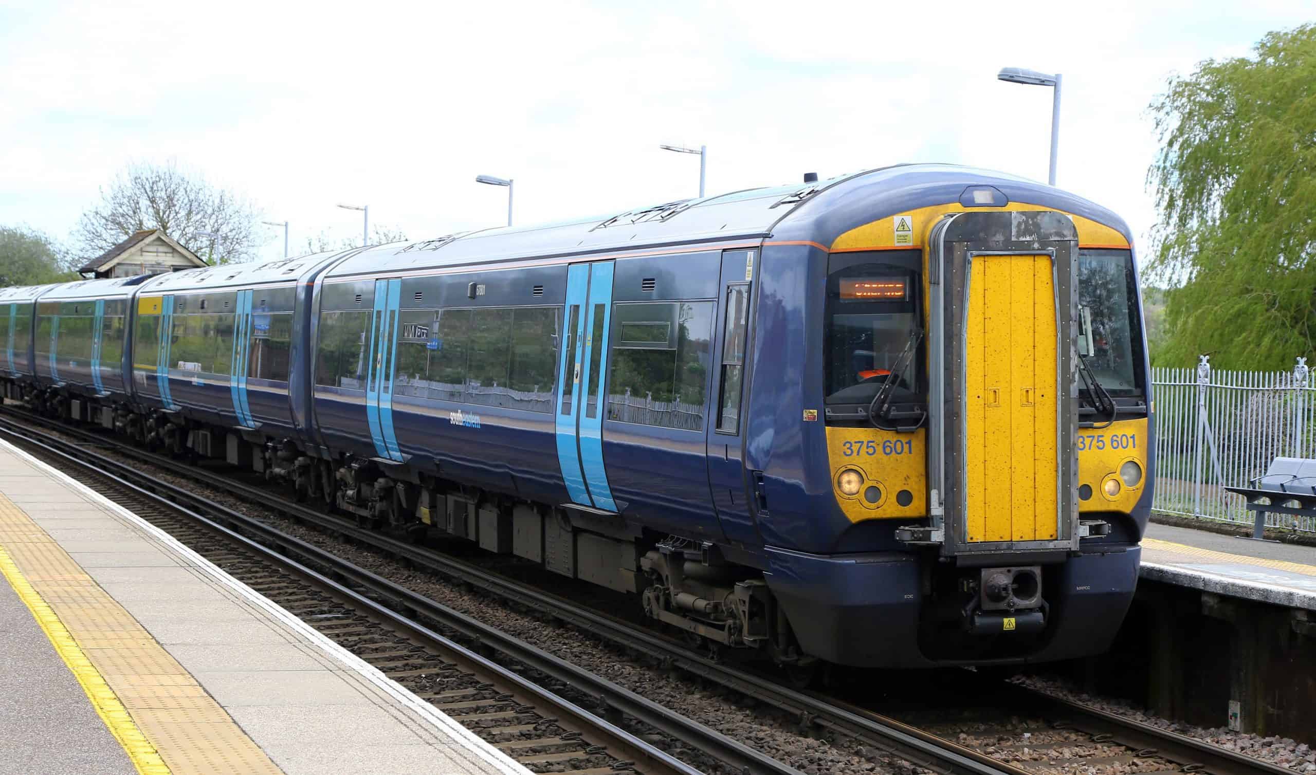 Southeastern and GWR handed new contracts to continue operating train services