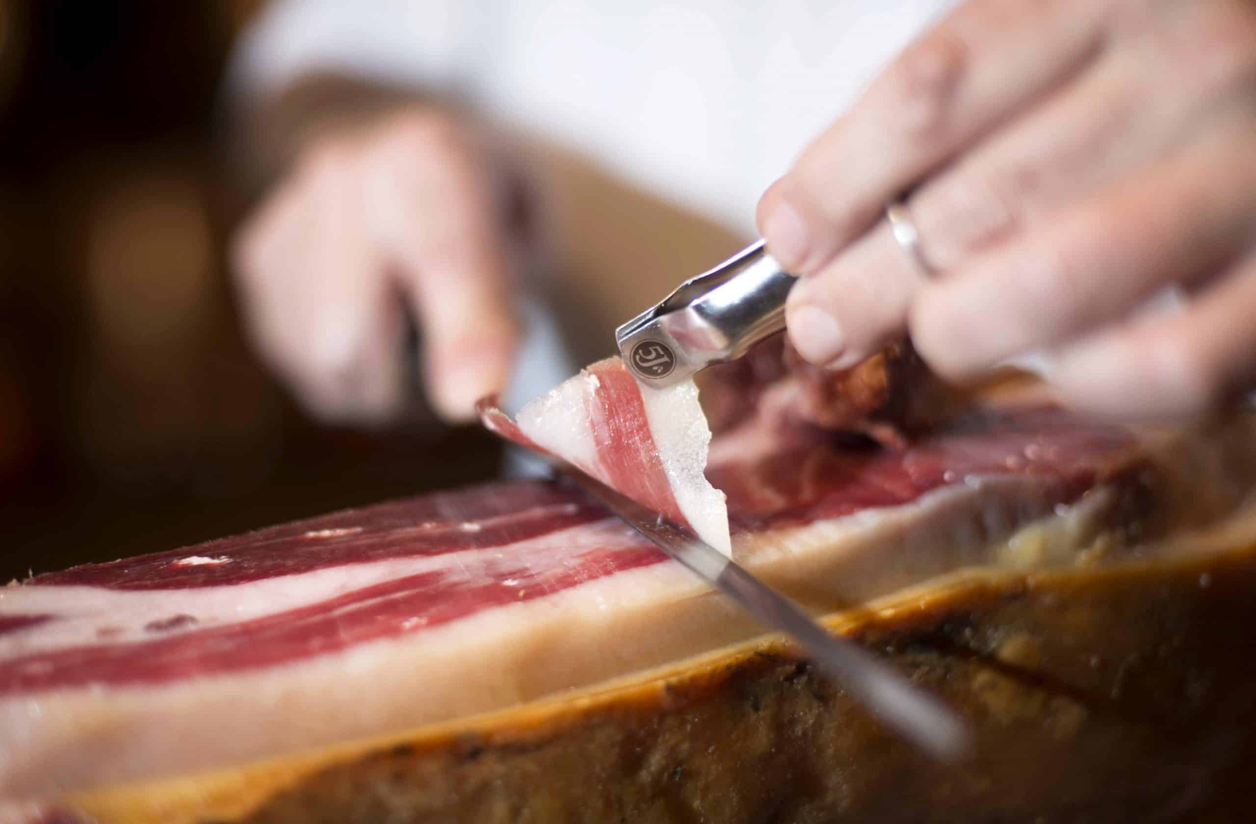 Reportaje cría del cerdo ibérico en dehesas y Bodega Cinco Jotas en Jabugo, España, 17 noviembre, 2015.