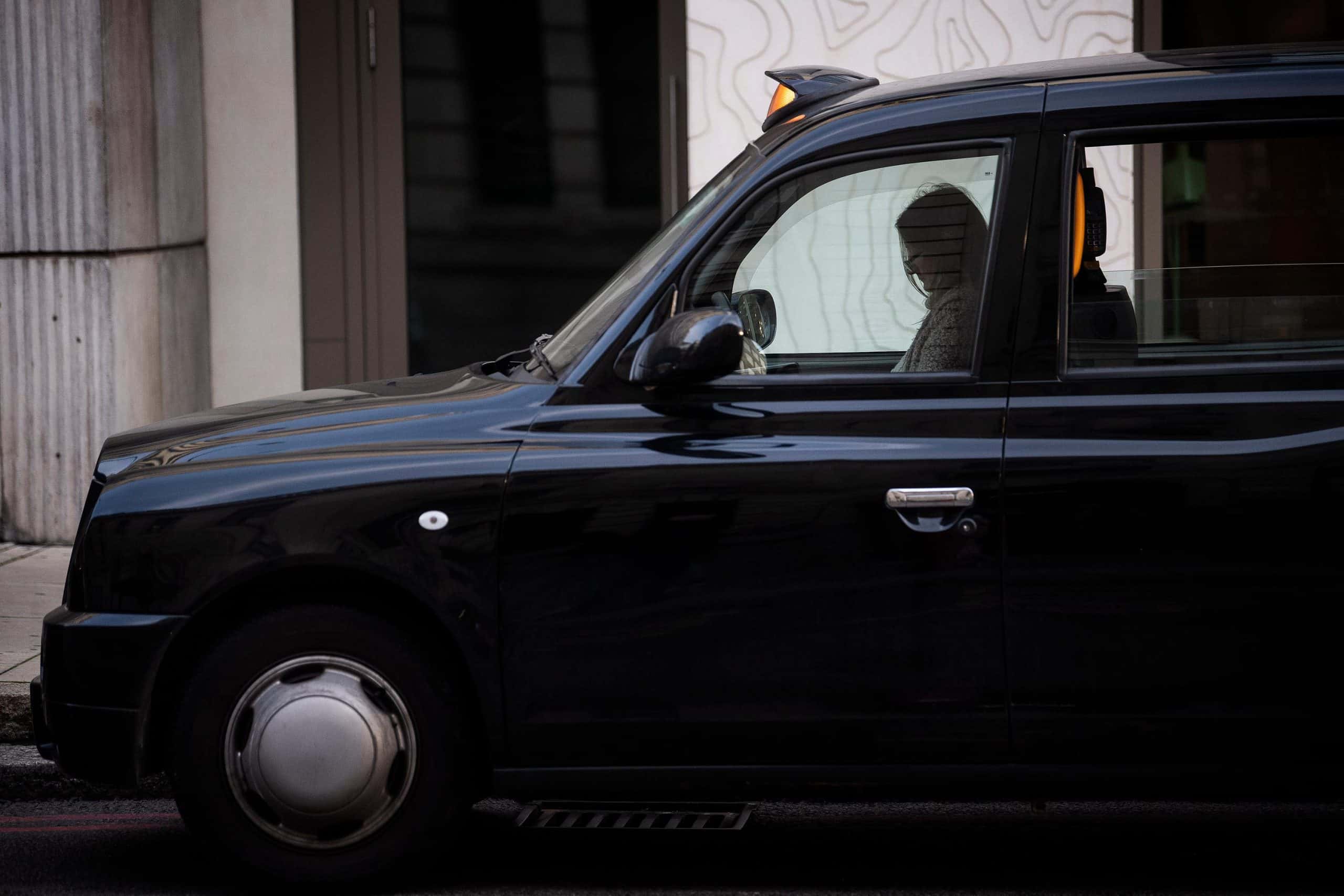 London cabbies stop searching for passengers due to soaring fuel costs