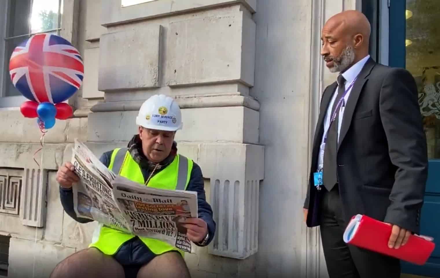 ‘This is brilliant’: Steve Bray stages toilet protest outside Cabinet Office