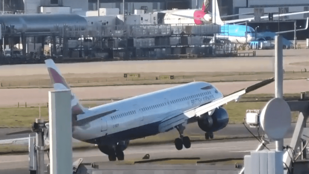 ‘Oh my god!’: Plane spotter catches hair-raising aborted landing at Heathrow