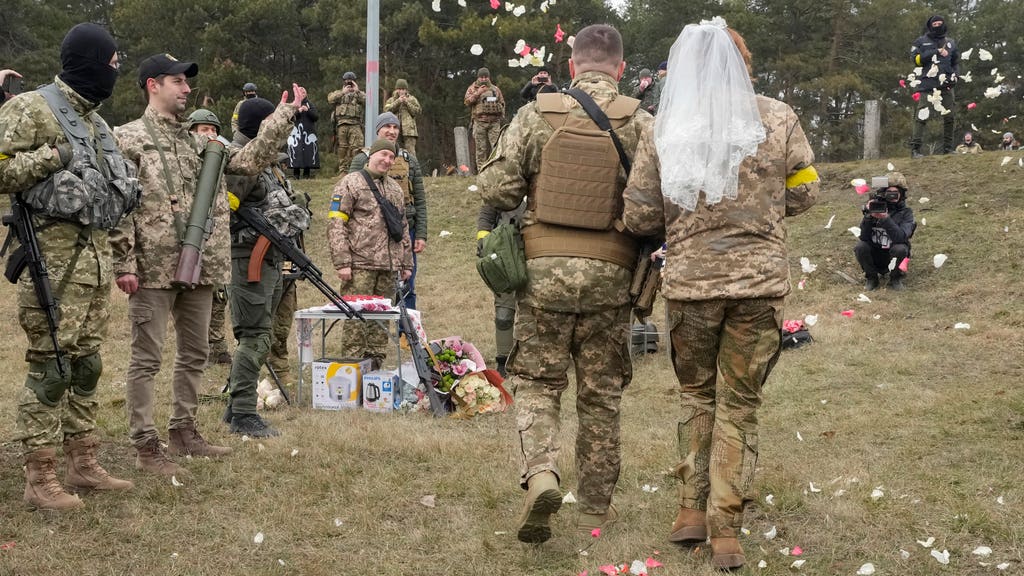 Ukrainian soldiers tie the knot on the frontline