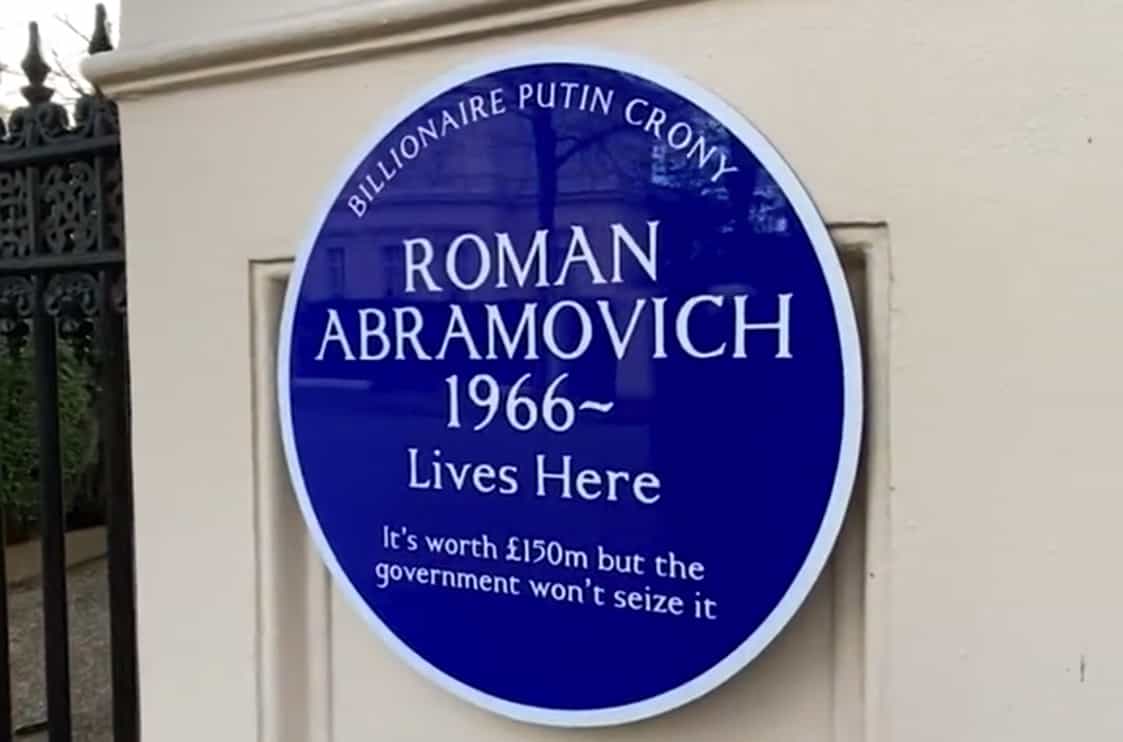 Led By Donkeys distribute blue plaques in London denoting Putin’s ‘billionaire cronies’