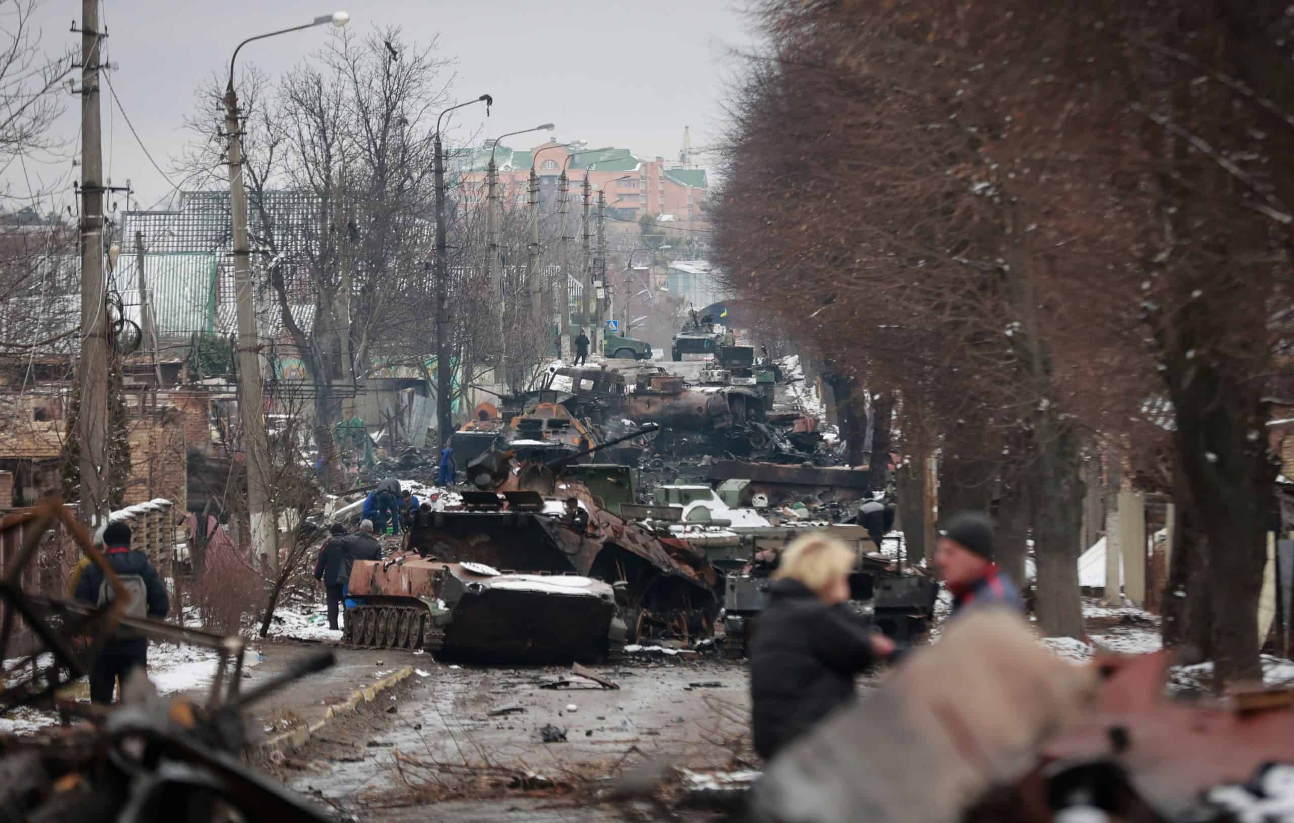 Watch: Ukrainians praised for their bravery after they take on tanks with their bare hands