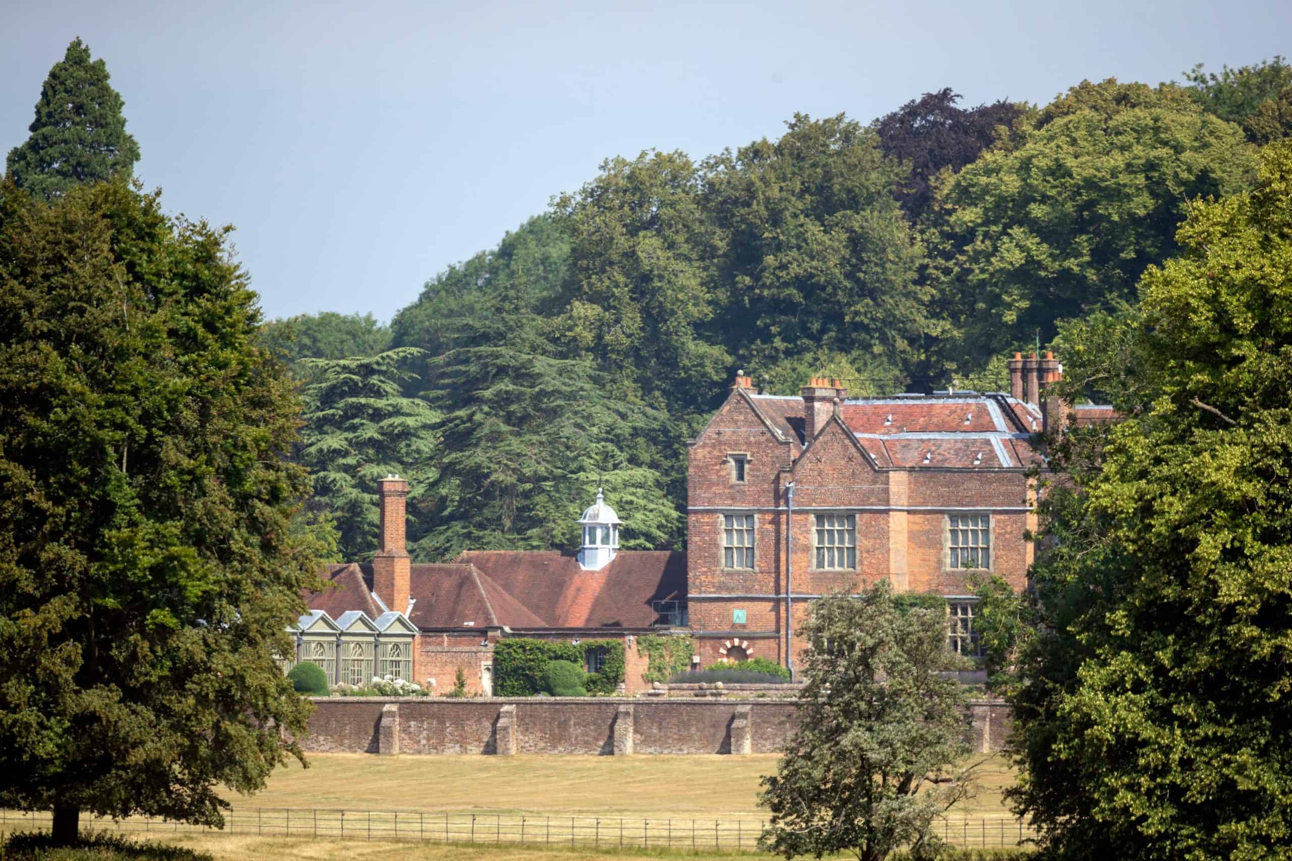 Carrie Antoinette? Chequers housekeeper ‘forced out’ after clashing with Carrie Johnson