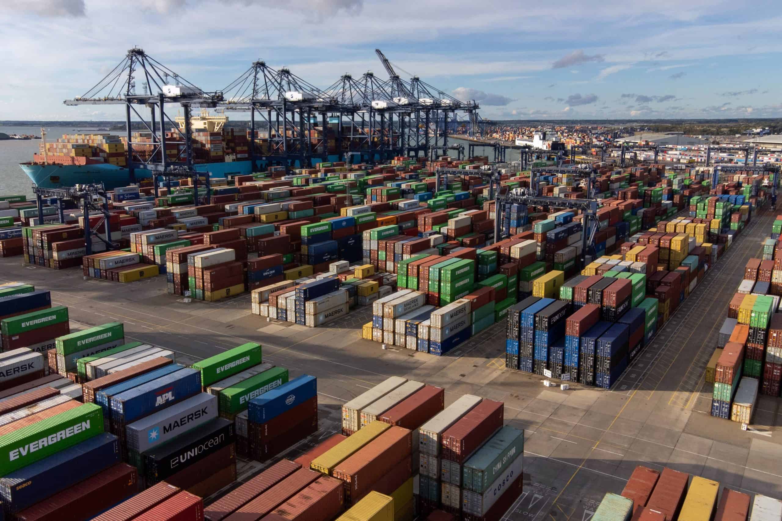 More strike action: Dockers will strike at Britain’s largest container port – reactions