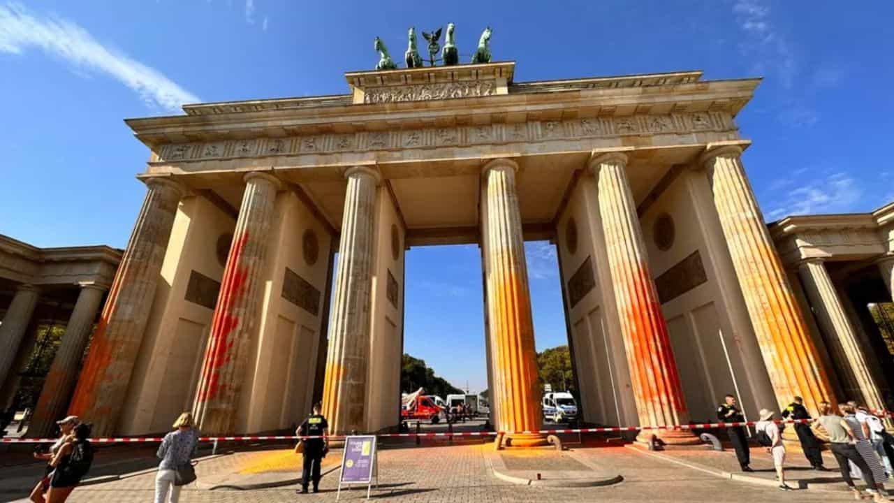 Climate activists spray Berlin’s Brandenburg Gate with orange paint