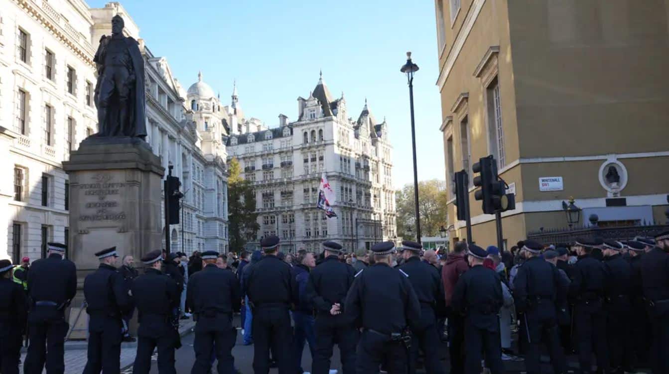 Far-right protesters gather near Cenotaph ahead of pro-Palestine demonstration