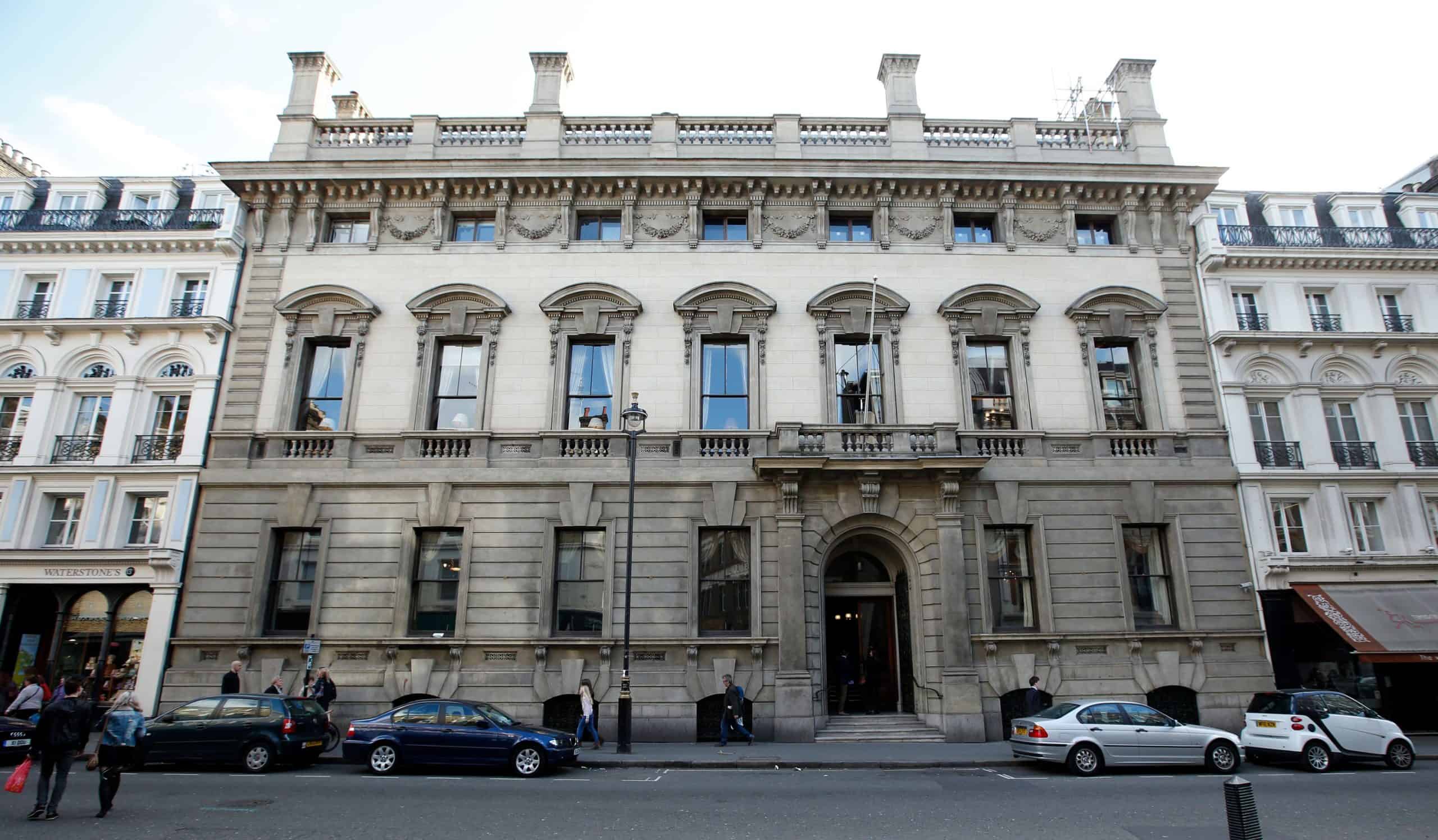 Garrick Club ‘votes to accept female members’