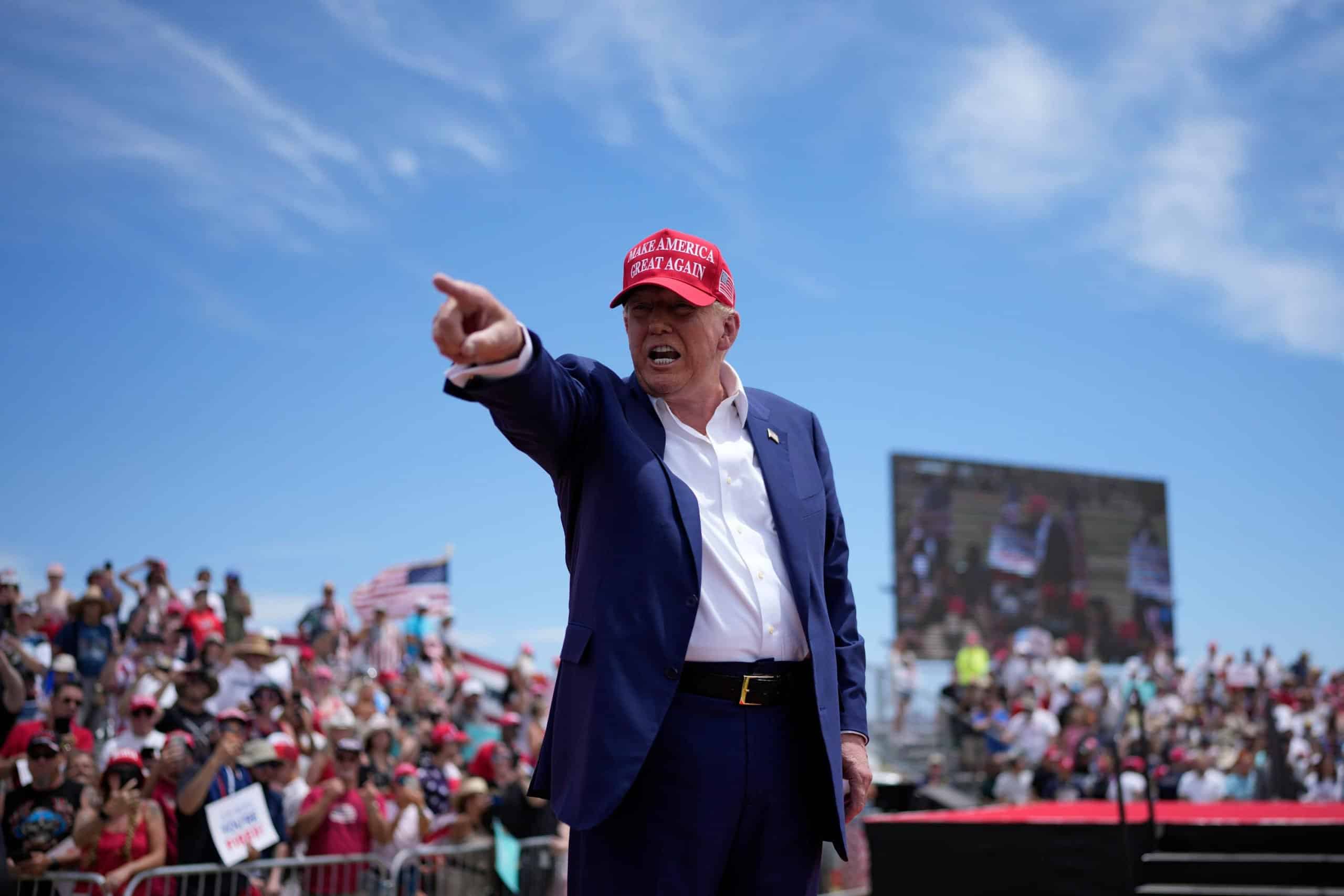 Trump shouts at teleprompters at scorching Las Vegas rally