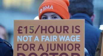 Junior doctors accept pay rise ending more than a year of strikes