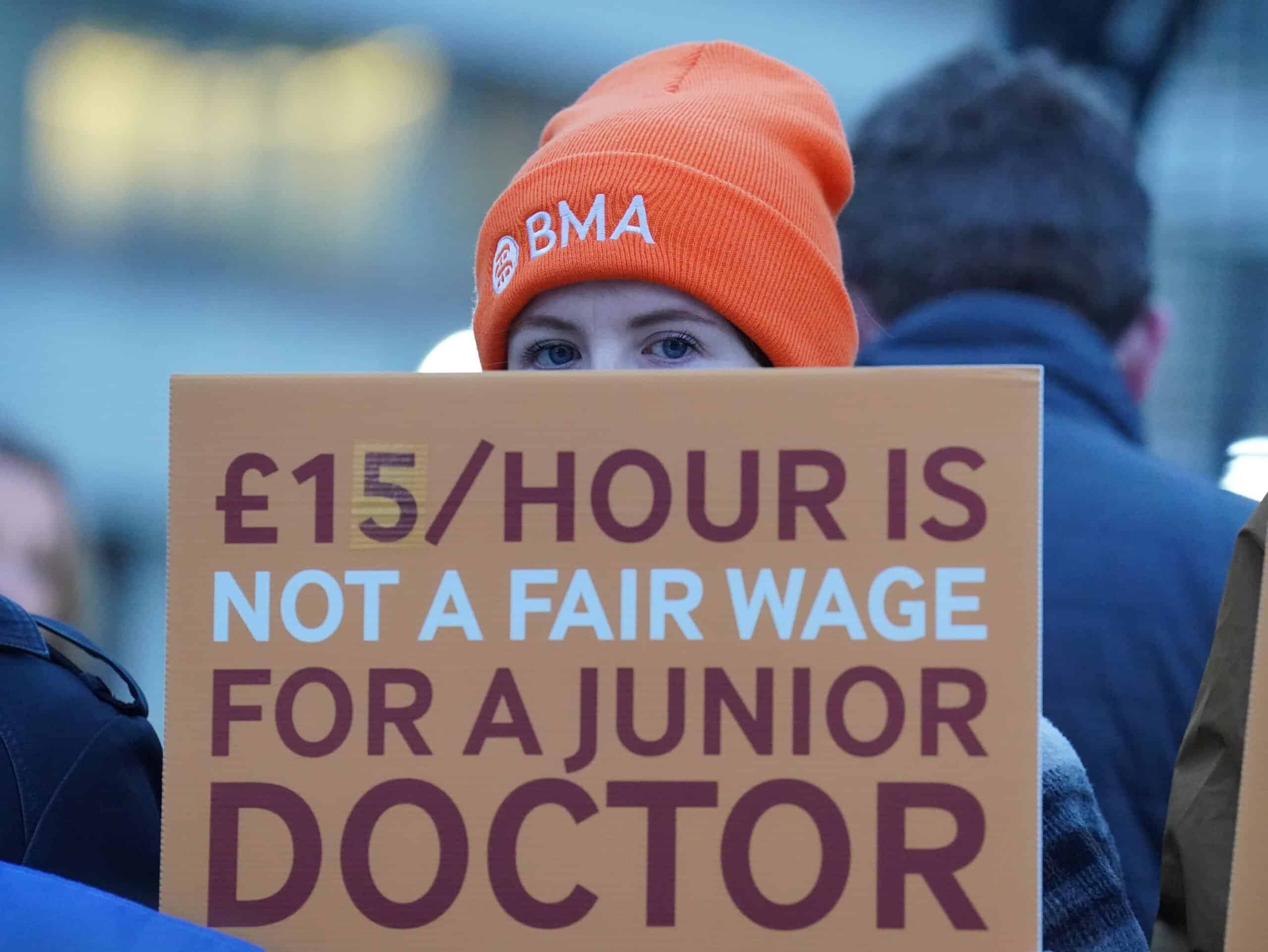 Junior doctors accept pay rise ending more than a year of strikes