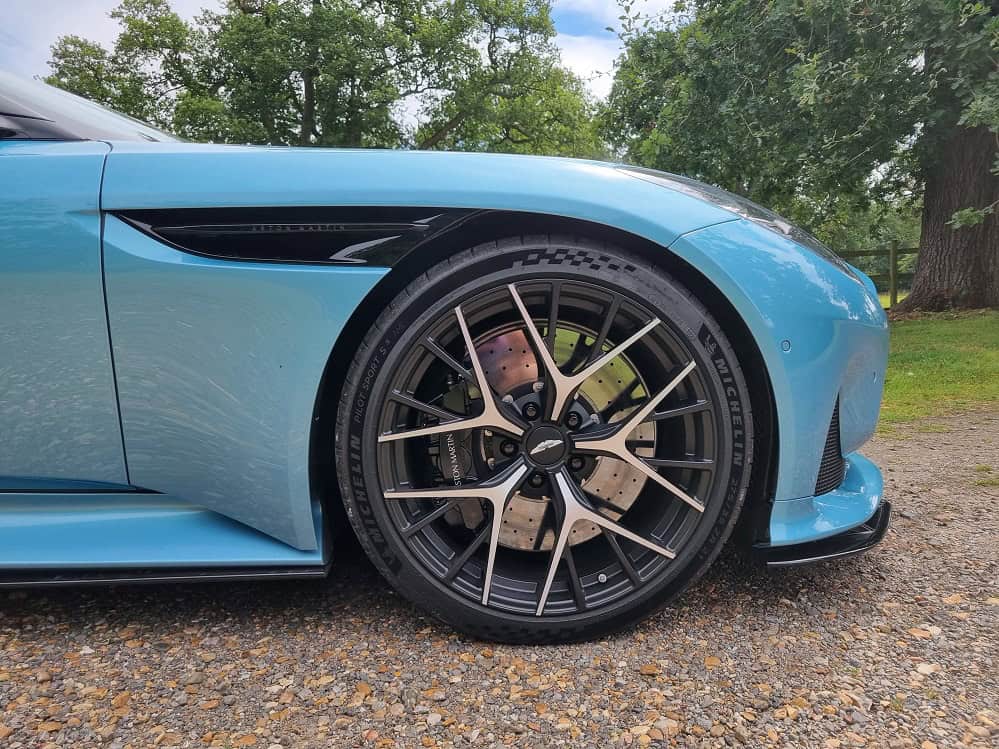 Aston Martin DB12 Volante