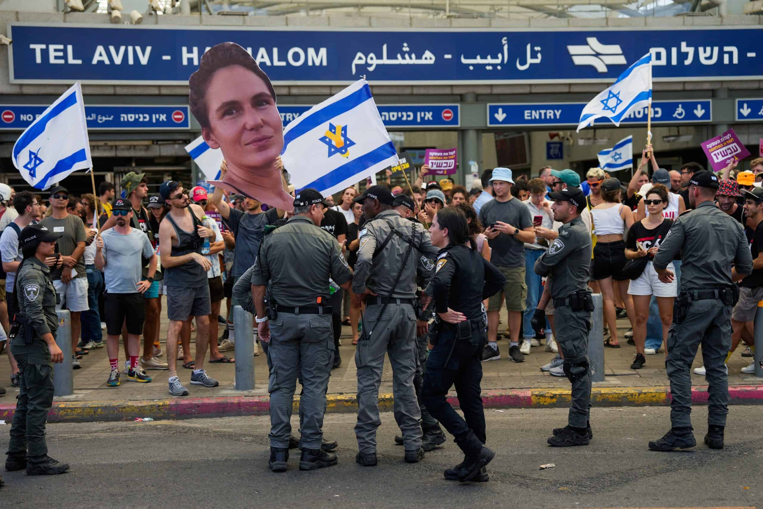 Israel grinds to a halt as hundreds of thousands of protesters take to the street