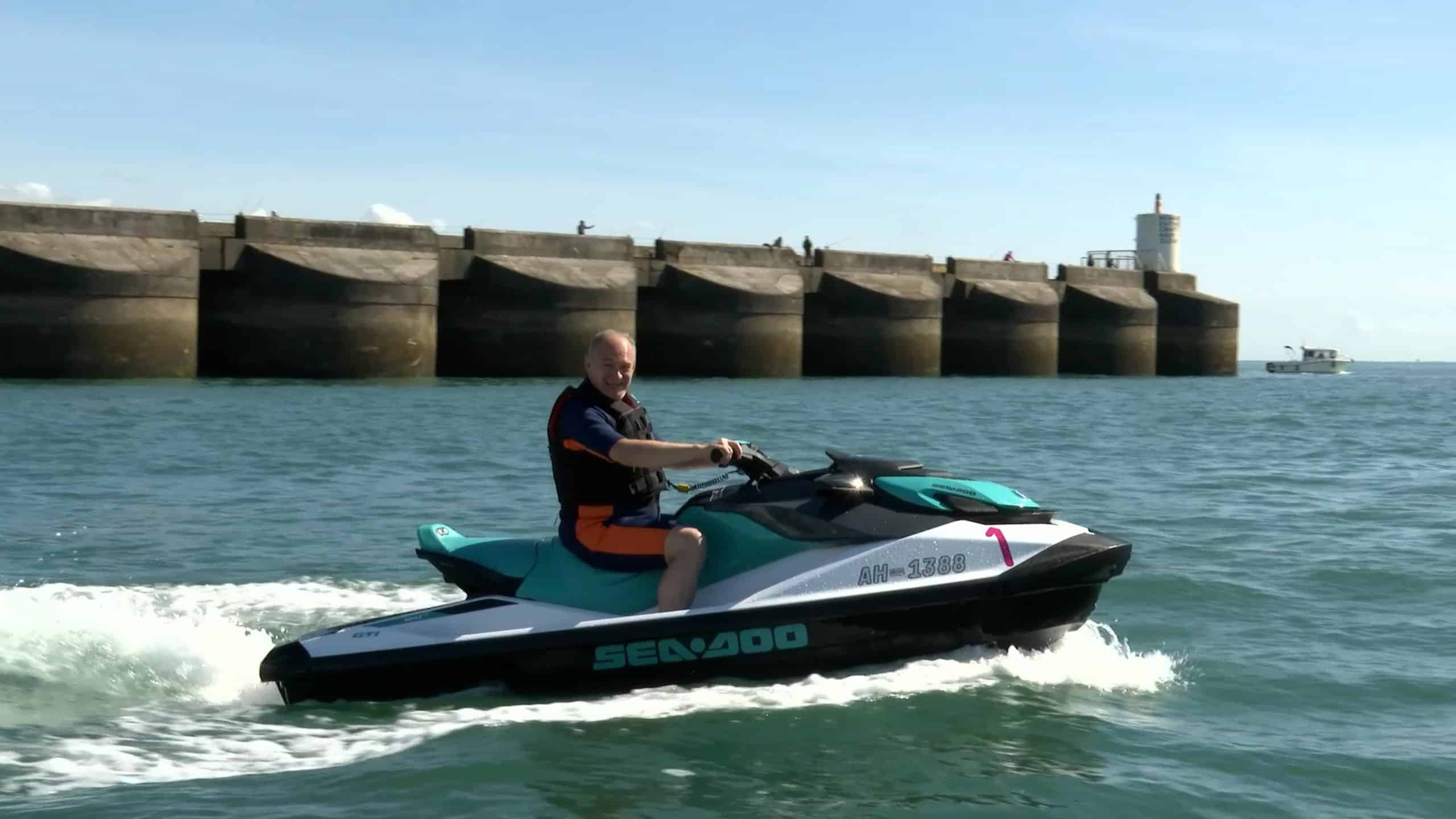 Ed Davey arrives at Lib Dem conference on a jet ski